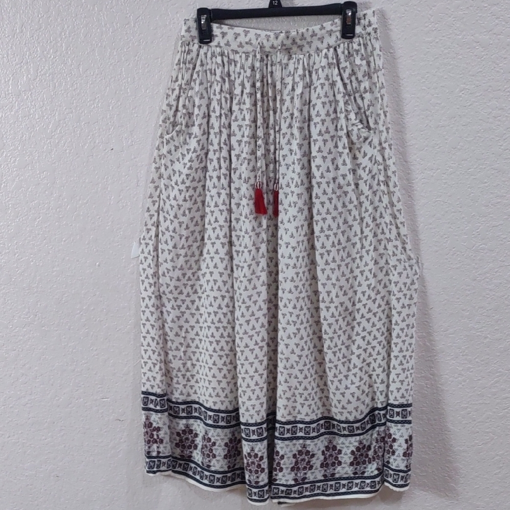 ZARA TRAFALUC Patterned Cream Skirt with Black and Red Accents - Picture 7 of 17
